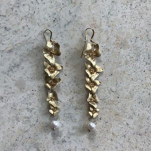 Very special pearl and gold plated floral drop earring. NWOT